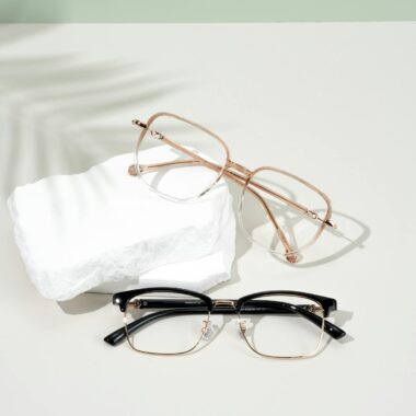 Minimalist image of modern eyeglasses on a neutral background, perfect for fashion and optics.